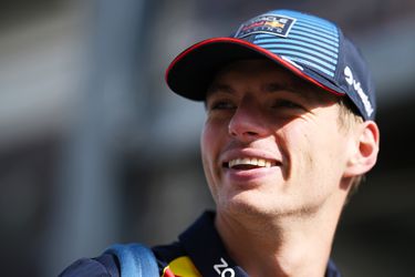 Geduldige Max Verstappen verwacht geen wonderen van zijn auto in Bakoe en praat over transfer