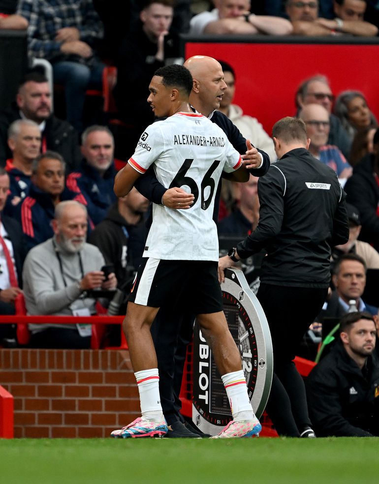 'Arne Slot schudt de hele tijd met zijn hoofd', United-icoon zet vraagtekens bij relatie Liverpool-coach en international