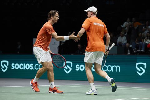 Nederland heeft dankzij zinderende dubbelwedstrijd eerste belangrijke punt binnen in Davis Cup Finals