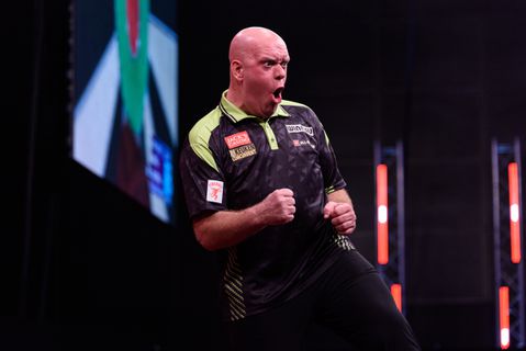 Weergaloze Michael van Gerwen krijgt publiek op de banken in Amsterdam door krankzinnig einde