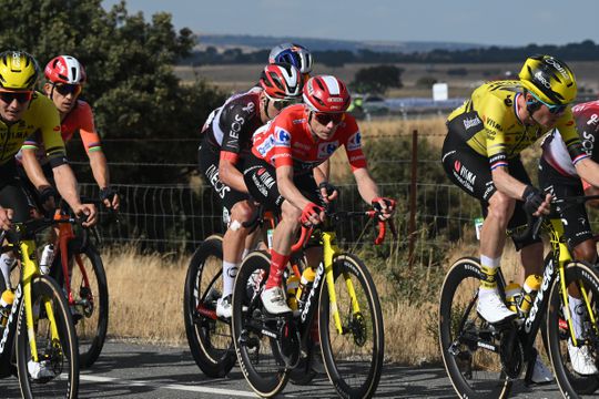 Jonas Vingegaard pakt door handige truc tijd op grote concurrent in Vuelta, hattrick Jasper Philipsen