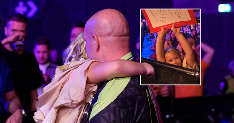 Michael van Gerwen emotioneel na hartverwarmend moment met dochter: 'Krijg er kippenvel van'