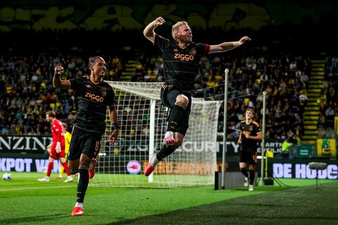Ajax boekt met twee basisdebutanten overuigende zege op Fortuna