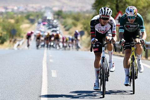 LIVE Vuelta | Wout van Aert in de aanval, Primoz Roglic bereidt masterplan voor in door aardverschuiving aangepaste koninginnenrit
