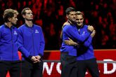 Novak Djokovic en Roger Federer knuffelen bij de Laver Cup 2022 ©Getty Images