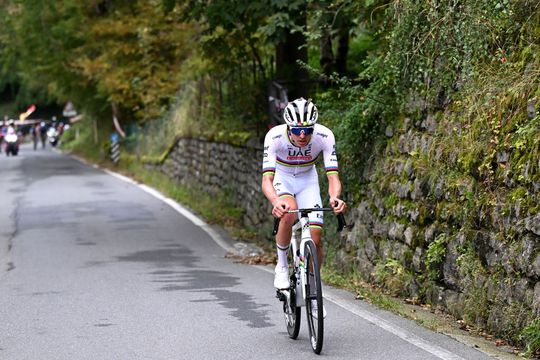 Tadej Pogacar sluit seizoen af in stijl: winst in Ronde van Lombardije voor vierde keer op rij