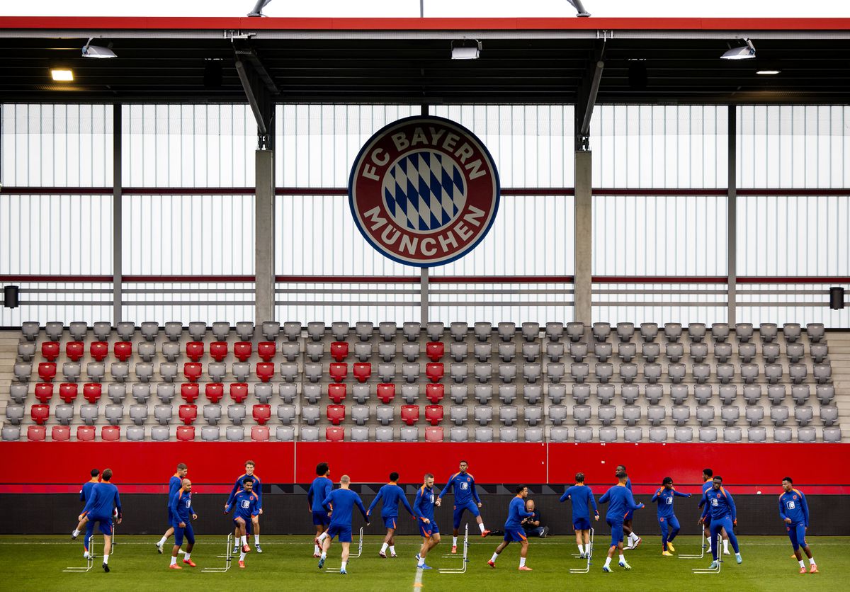 Panna's, two touch en klappen in de nek van Guus Til: dit was de training van Oranje in Duitsland