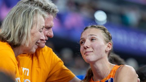 Femke Bol met haar ouders op de Olympische Spelen © Getty Images