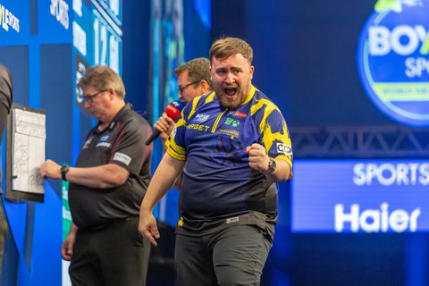 Ongenaakbare Luke Littler rekent af met cynische tegenstander in eenzijdige finale World Grand Prix