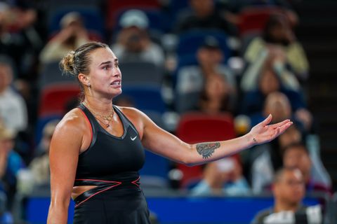Woeste toptennisster Aryna Sabalenka haalt gevaarlijke actie uit: ballenjongen komt met de schrik vrij