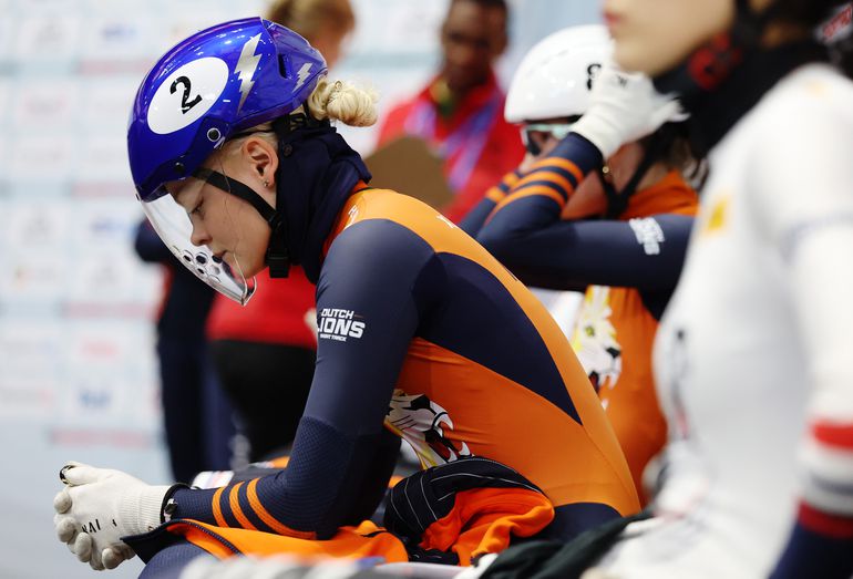 Nederlandse shorttrackers profiteren van straf, Xandra Velzeboer letterlijk goud én zilver waard