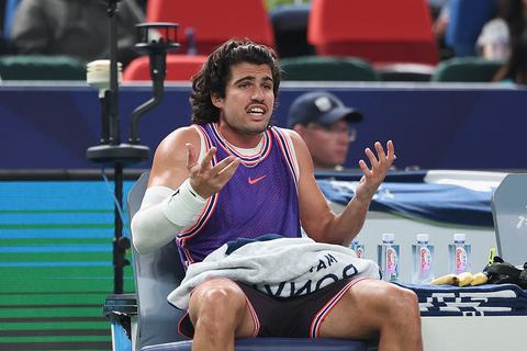 Nieuwe look brengt Carlos Alcaraz weinig geluk: frustraties lopen hoog op tijdens pijnlijke afgang in Shanghai