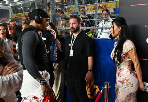 Lewis Hamilton beleeft dramatische race onder toeziend oog van bekende vriendin Kim Kardashian
