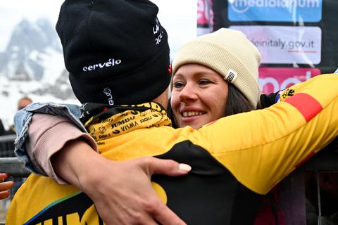 Vrouw van wielerlegende Primoz Roglic pinkt traantje weg door onzekere toekomst: 'Het zal moeilijk zijn'