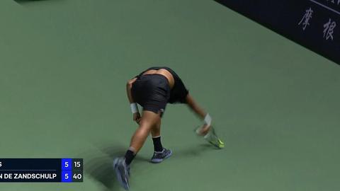 Gefrustreerde toptennisser gaat volledig uit zijn plaat tijdens partij tegen Botic van de Zandschulp in Shanghai