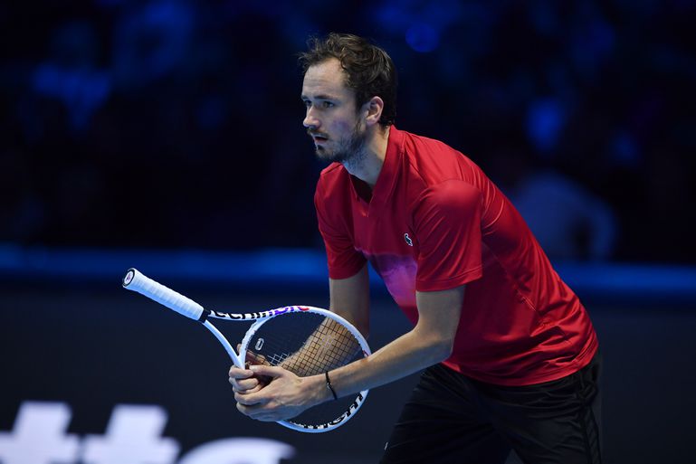 Daniil Medvedev houdt na wangedrag hoop op plaatsing voor halve finales van prestigiueze ATP Finals