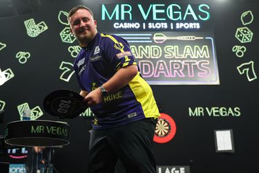 Lachende Luke Littler ziet record in rook opgaan in heerlijk afsluitend groepsduel op Grand Slam of Darts