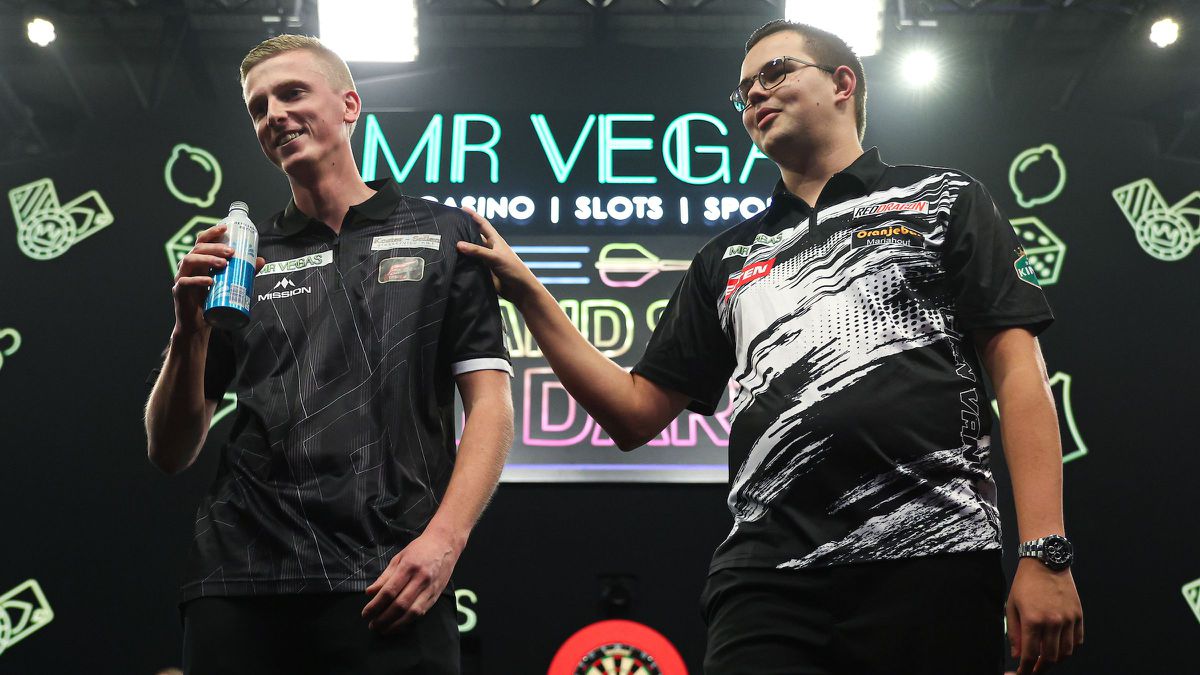 'Maten' Wessel Nijman en Gian van Veen vol ongeloof na darts-sensatie: 'Nog nooit zo relaxed geweest'