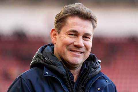 AZ-directeur neemt emotioneel afscheid van voetbalwereld: 'Tijd om iets terug te geven aan gezin'