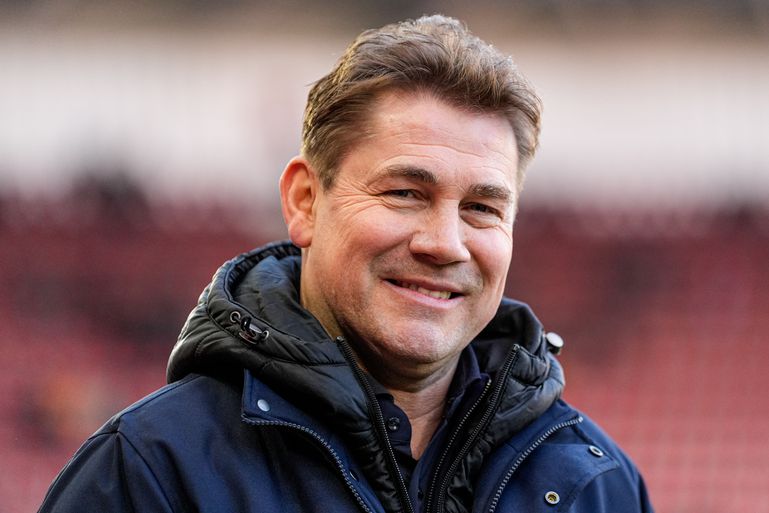 AZ-directeur neemt emotioneel afscheid van voetbalwereld: 'Tijd om iets terug te geven aan gezin'