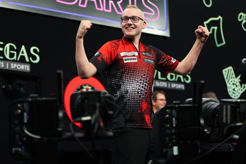 Nederlander (22) op Grand Slam slachtoffer van ontketende Luke Humphries, dartssensatie neemt in stijl afscheid