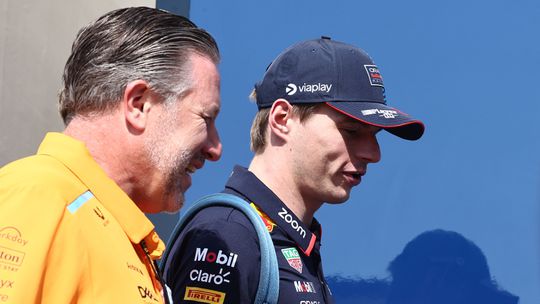 Baas McLaren weet meer over toekomst Max Verstappen en Sergio Pérez: 'Waar rook is, is vuur'