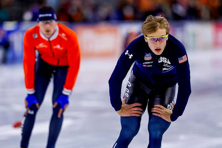 Jordan Stolz doet bij 500 meter in Hamar Jenning de Boo alweer veel pijn en pakt opnieuw baanrecord af