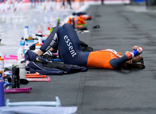 Schaatspak van Suzanne Schulting scheurt op vervelende plek: 'Erg als vrouw zijnde'