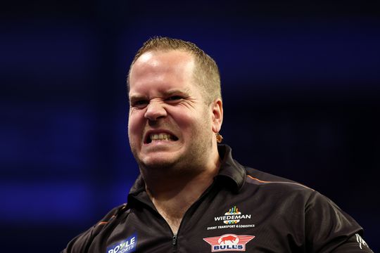 Topdarter Dirk van Duijvenbode neemt drastische maatregel voor WK darts: 'Voor de slaap moet ik het wel doen'