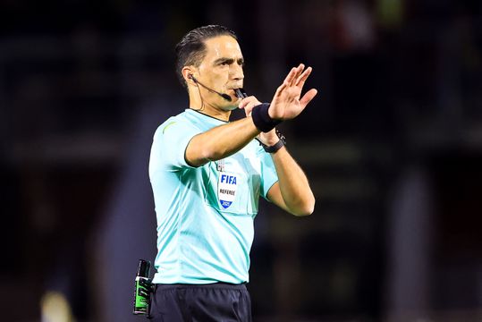 Oud-scheidsrechters beoordelen scheidsrechter Ajax-Feyenoord Serdar Gözübüyük: 'Daar ga ik wel vanuit'