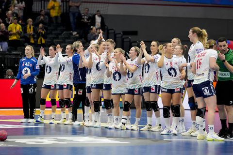 Noorse handbalvrouwen herkennen schaatslegende niet: 'Hij heeft in elk geval gouden medailles gewonnen'