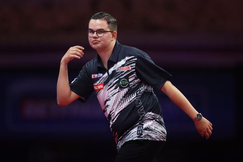 Gian van Veen wint eindelijk partij bij WK darts na billenknijpen tegen gevaarlijke klant