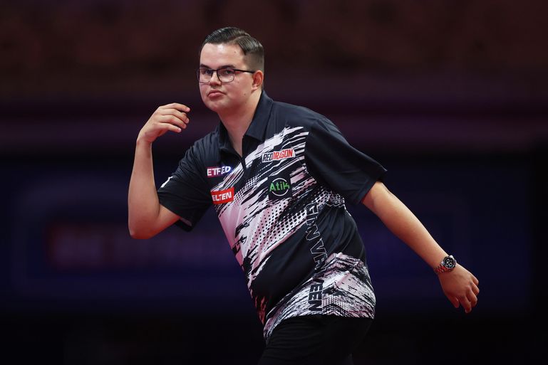 Gian van Veen wint eindelijk partij bij WK darts na billenknijpen tegen gevaarlijke klant