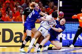 Een zeer fel duel tussen Nederland en Frankrijk tijdens het WK handbal © Getty Images