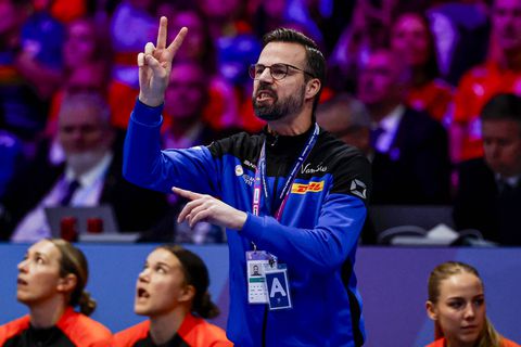 Bondscoach Oranje-handbalsters rekent keihard af met wilde geruchten tijdens WK