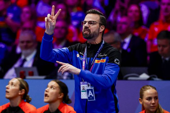 Bondscoach Oranje-handbalsters rekent keihard af met wilde geruchten tijdens WK