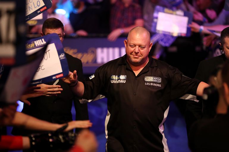Oud-topdarter Vincent van der Voort deelt heerlijke anekdote over 'eenling' op WK darts: 'Ineens had hij beveiliger mee'