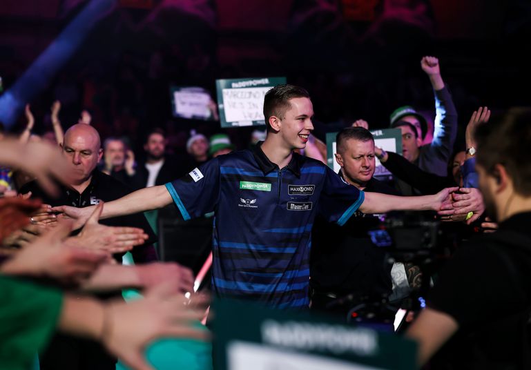 Nederlandse debutant (22) baart opzien op WK darts met opmerkelijke actie: 'Dan zie je dat het een groentje is'
