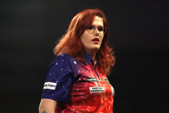Veelbesproken dartster Noa-Lynn van Leuven open over zware maanden: 'Ik kwam mijn bed bijna niet meer uit'