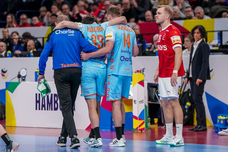 Nederlandse handballers gehavend naar WK: 'We leven in het bijzonder allemaal erg mee met Thomas'