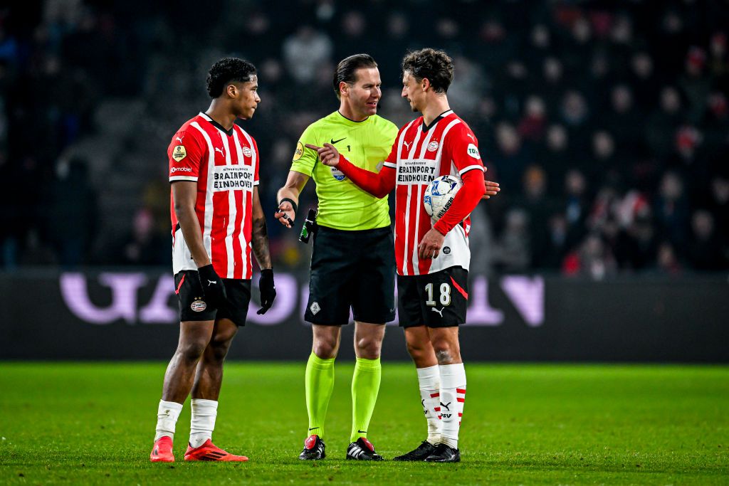 Opvallende theorie over veelbesproken penalty tijdens PSV - AZ: 'Danny Makkelie wist dat natuurlijk'