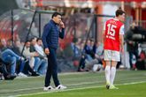 AZ-trainer Maarten Martens in het duel met Ajax ©Pro Shots