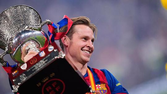 Frenkie de Jong heeft verrassing in petto voor zijn kinderen: 'Papa heeft wat nieuws meegenomen'