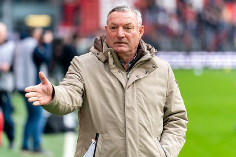 Strenge FC Utrecht-trainer Ron Jans zet laatkomers buiten de basis tegen FC Twente: 'We trekken de touwtjes wat aan'