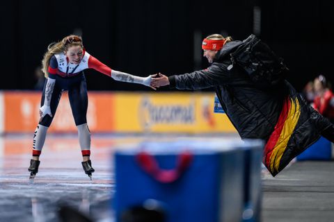 Duits schaatsicoon (53) na veelbesproken rel terug op hoogste niveau: 'De rijders hebben respect voor ons'