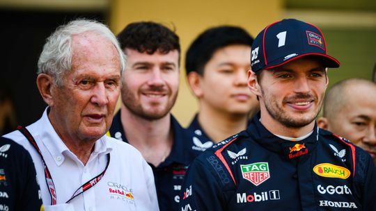 Helmut Marko vergelijkt Max Verstappen met unieke Formule 1-wereldkampioen: 'Had altijd een sigaret in zijn mond'