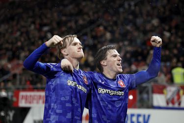FC Twente viert feest na bereiken kwartfinale KNVB Beker dankzij late zege op FC Utrecht