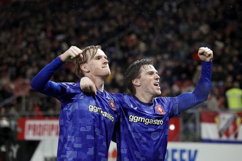 FC Twente viert feest na bereiken kwartfinale KNVB Beker dankzij late zege op FC Utrecht