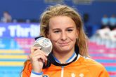 Zwemster Tes Schouten met haar zilveren medaille op de 100 meter schoolslag tijdens het WK. ©AP