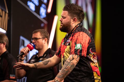 Michael Smith klaagt ook al over omstandigheden tijdens Players Championship 2: 'Ik kon niet ademen'